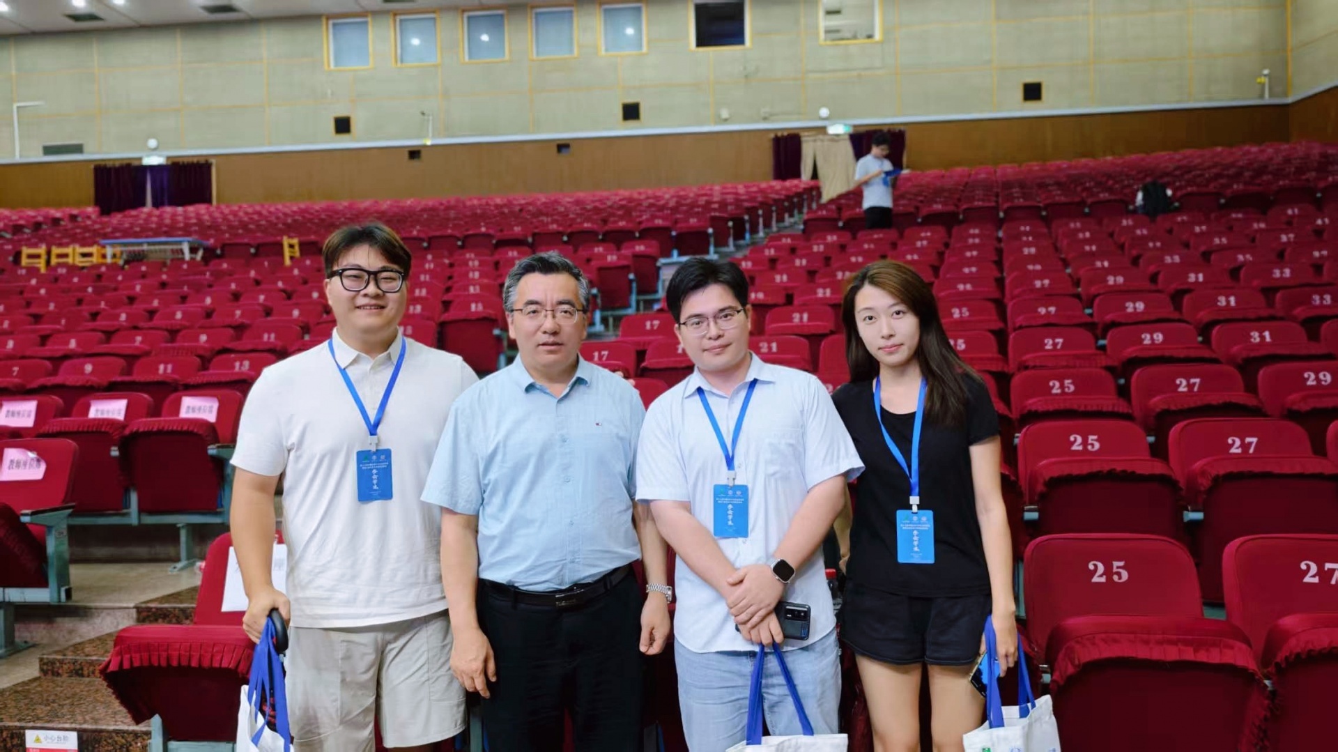 三亚学院新晋教师嵇达率研究生团队参加第十七届全国社会工作论坛并荣获佳绩